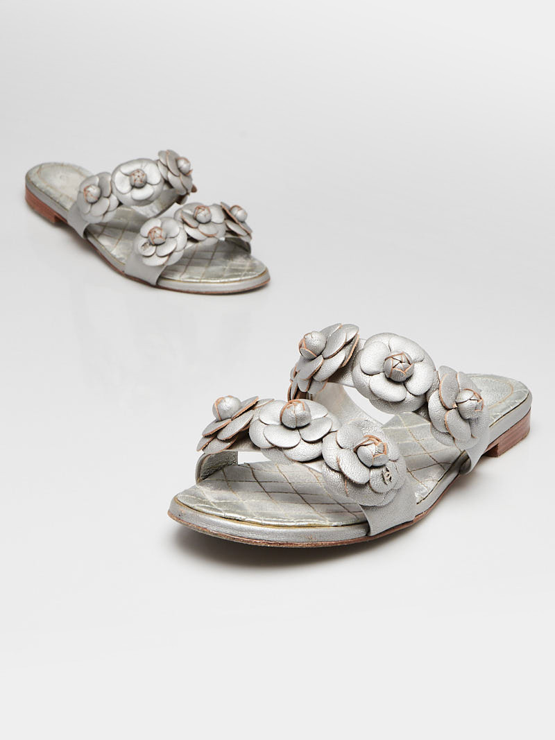 Chanel Silver Lambskin Leather Camellia Flower Open Toe Flat Sandals Size 8.5 39