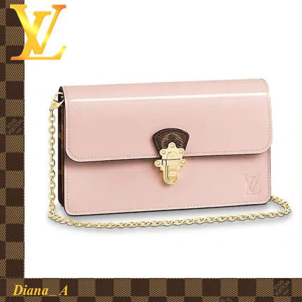 Louis Vuitton Leather Elegant Style Shoulder Bags 