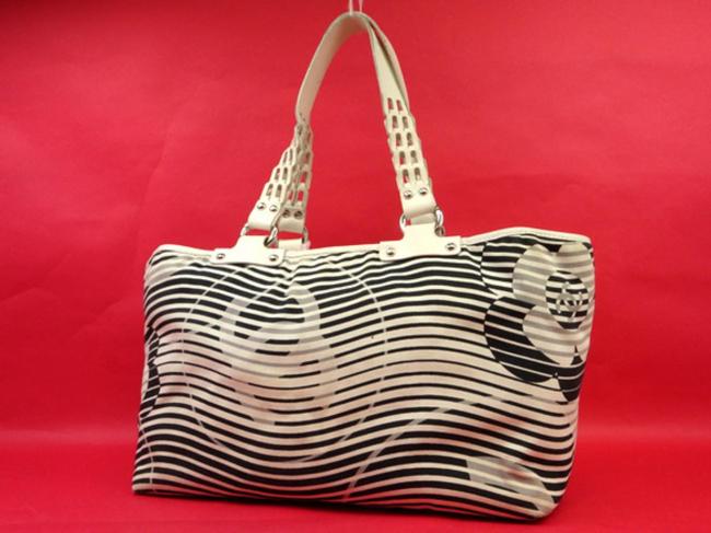 Chanel Extra Large Zig 221375 White X Navy Leather Tote