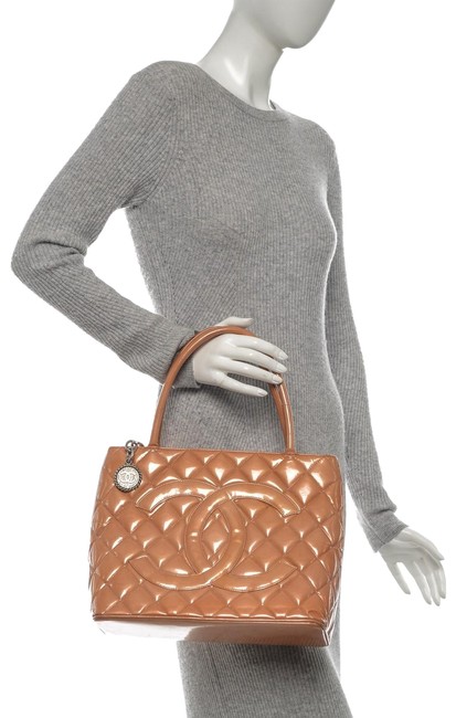 Chanel Quilted Medallion 865738 Orange Patent Leather Tote