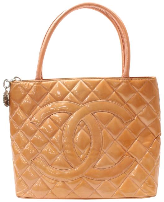 Chanel Quilted Salmon Medallion Zip 869033 Orange Patent Leather Tote
