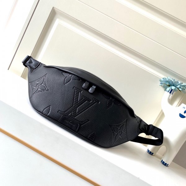 Louis Vuitton 7 Star Discovery Bumbag Taurillon Leather in Black Replica Handbags Louis Vuitton BumbagWave