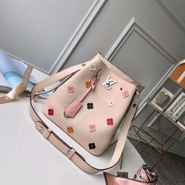 Replica LV Bucket Bags 18 Lockme Bucket M53081