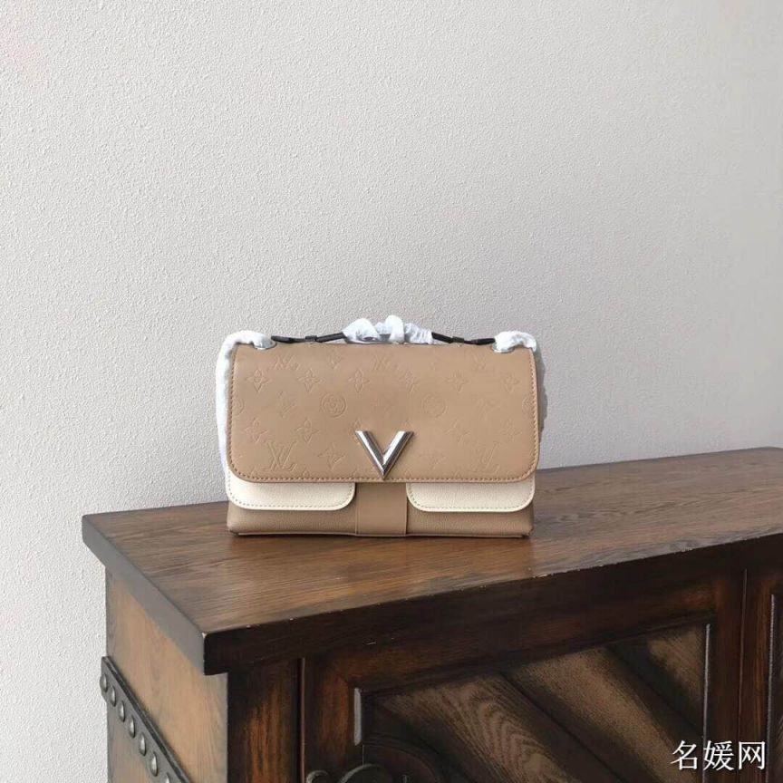 Replica LV Shoulder Bags 18 V Very Chain Crossbody M44233