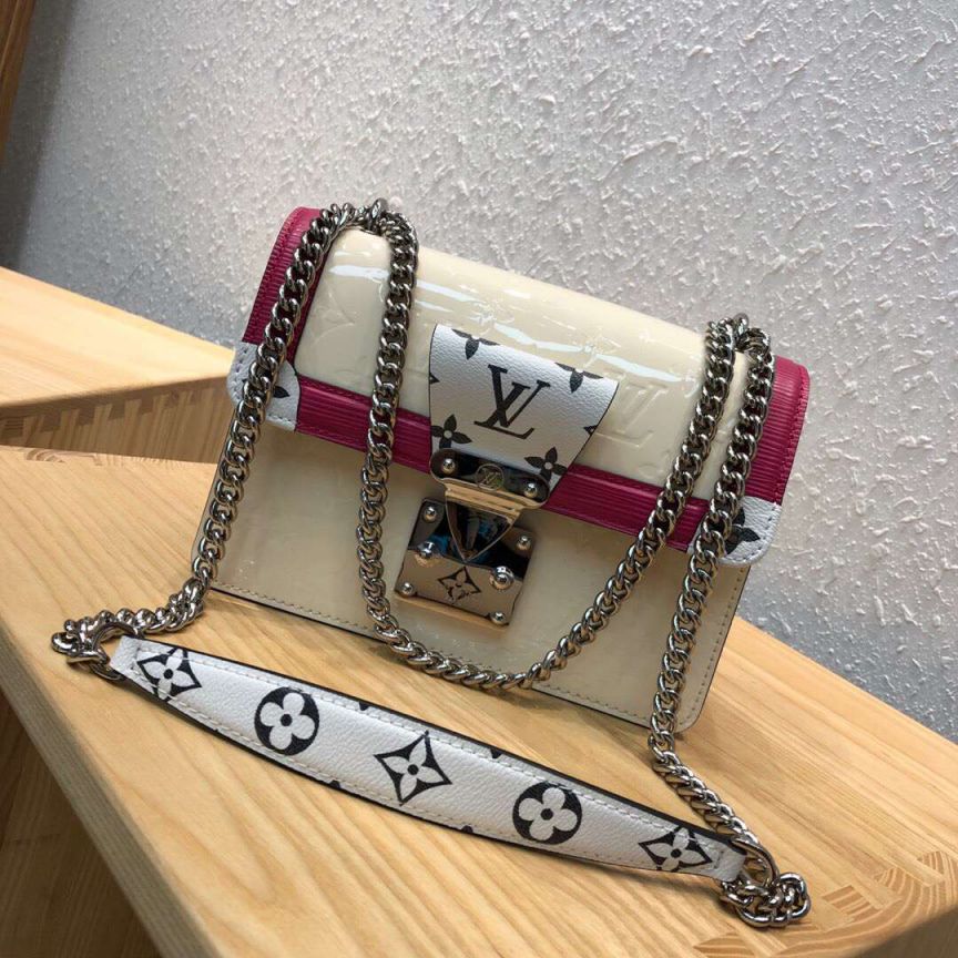 Replica LV Shoulder Bags 2019 Patent Leather Wynwood M90442