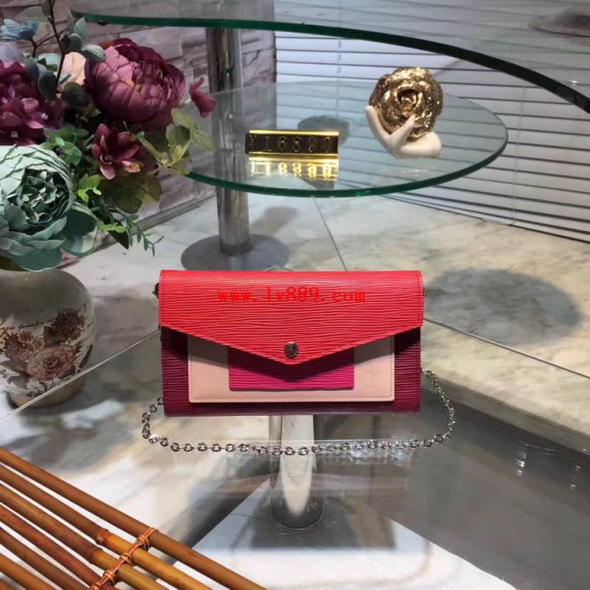 Replica LV Shoulder Bags M62252LV Epi Chain On Chain