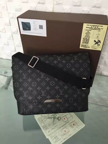 Replica LV M40539 Hiroshi Fujiwara Men EXPLORER Medium Messenger Shoulder Bags