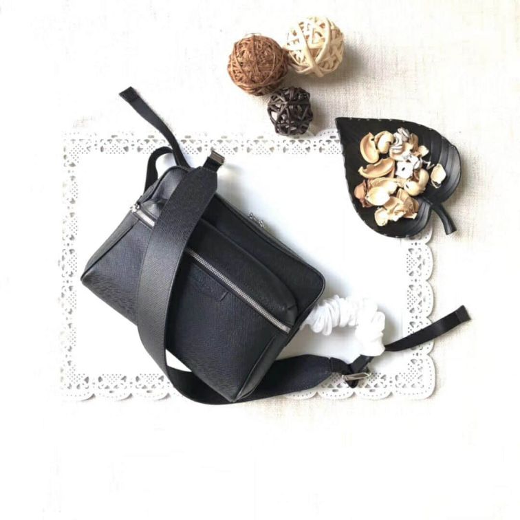 Replica LV Taiga Leather Outdoor Messenger M33435 Shoulder Bags