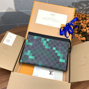 Replica Replica LV Toiletry Pouch 26 in Monogram 021